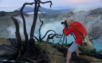 Arsip Foto - Seorang wisatawan asing memotret pemandangan di kawasan wisata alam Kawah Ijen di perbatasan Kabupaten Bondowoso dan Kabupaten Banyuwangi, Provinsi Jawa Timur, Jumat (24/1/2025). (ANTARA FOTO/ANIS EFIZUDIN)